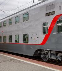 Che aspetto hanno i vagoni a due piani dall'interno? Disposizione di uno scompartimento in un treno a due piani.