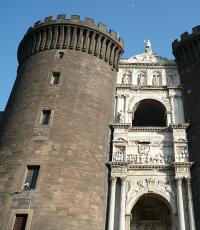 Նեապոլի նոր ամրոց.  Նեապոլի զբոսաշրջիկ.  Castel Nuovo-ից մինչև Umberto պատկերասրահ:  Castel Nuovo-ի հաղթակամարը Վերածննդի արվեստի ակնառու օրինակ է