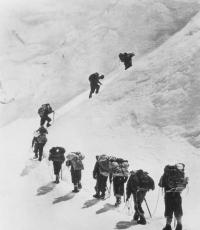 Wer war der Erste, der den Everest bezwang: Geschichte, interessante Fakten