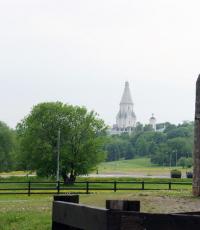 Gereja Kenaikan di Kolomenskoe: kekuatan arsitektur diarahkan ke atas