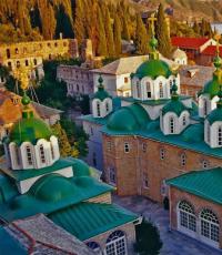 Svätyne a kláštory Athos: Ruský kláštor Panteleimon Kláštor sv. Panteleimon na Athose oficiálny